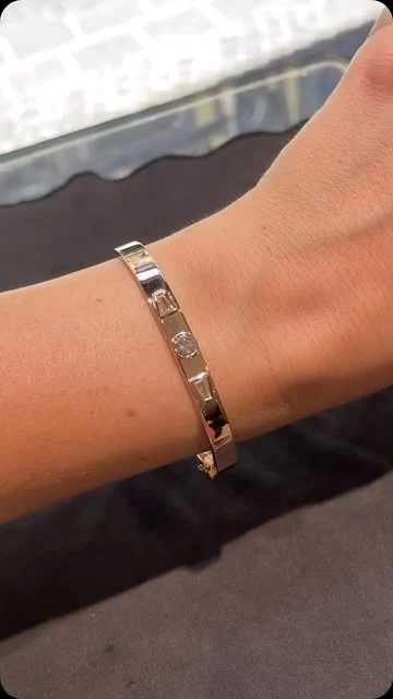 Bracelet à maillons rectangulaires porté au poignet