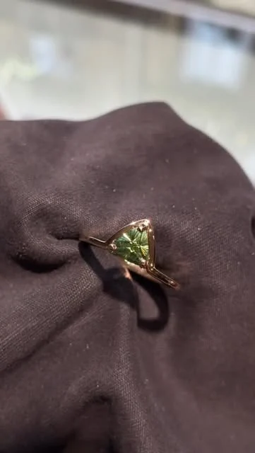 Bague fine ornée d’une pierre verte de forme triangulaire